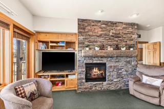 Panoramic Lake Views 1 BR King Suite & Whirlpool, Kitchen and Hot Tub - 8