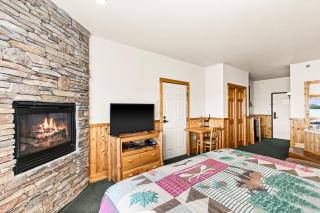 Panoramic Lake Views King Bed Studio, Whirlpool and Hot Tub - 4