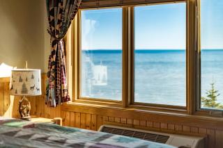 Panoramic Lake Views King Bed Studio, Whirlpool and Hot Tub - 9