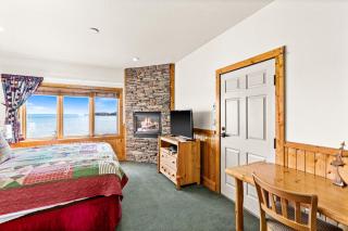 Panoramic Lake Views King Bed Studio, Whirlpool and Hot Tub - 7