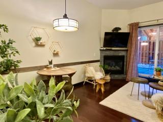 Canmore Cozy Boho King Suite 1BR Hot tub Pool Gym - 8