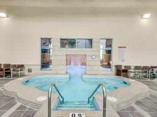Canmore Cozy Boho King Suite 1BR Hot tub Pool Gym - 2
