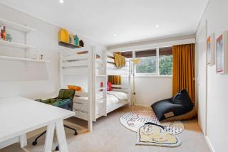 4BR Serene Luxury Retreat in Brighton East - 2