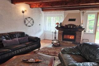 Lakeside holiday home, private garden - 9