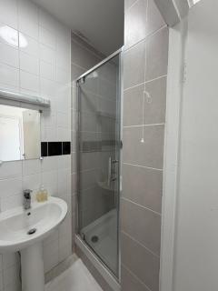 Homely Birchwood Gatwick - 1