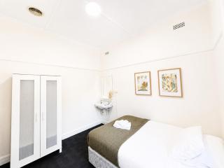Barkly St - Budget Stay Near the Beach - 4