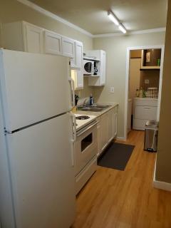 Little Oasis 1BR 1 BA Washer and Dryer Pet Stays Free - 9