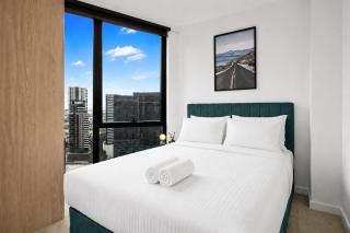 Skyline 2-Bed Near Crown with Pool and Sauna - 1