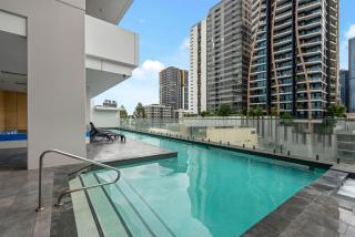 Stylish Apt and Best Location with King Bed, Pool, Gym - 1