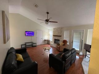 Cheerful 2 Bedroom Home Parking No Animal Fee - 1