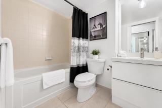 Spacious Skyline 1BR & Den Stay - 3