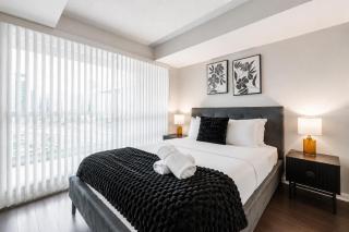 Spacious Skyline 1BR & Den Stay - 0