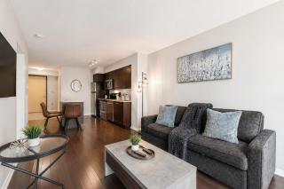 Spacious Skyline 1BR & Den Stay - 4