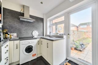 Five-Bedroom Home near Windsor and LEGOLAND, Free Parking - 4