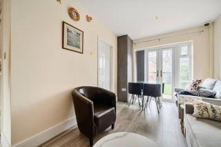 Five-Bedroom Home near Windsor and LEGOLAND, Free Parking - 2