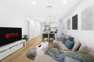 2BR Luxury RiverFront Apartment- Balcony- Pool- Gym- Free Parking - 5