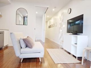 Bright 1BR Apt With Private Backyard - 0