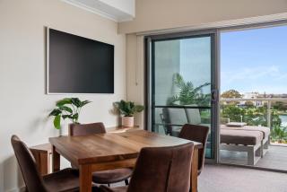 Coastal Studio with City & Ocean Views, Walk to Beach - 8