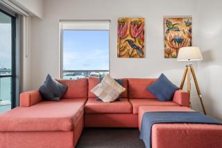 Coastal Studio with City & Ocean Views, Walk to Beach - 7