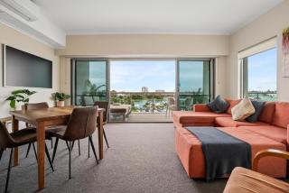 Coastal Studio with City & Ocean Views, Walk to Beach - 6