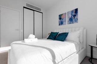 Doncaster East 2BR Apt with car park - 3
