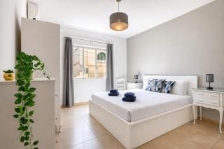 New to the market - 3BR Unit in St'Julians 5 minutes walk to the promenade - 9