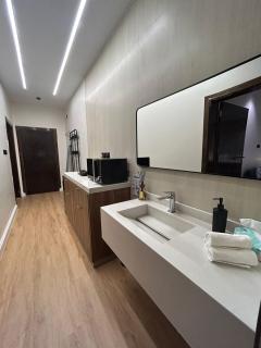 Elegant and quiet room with a side seating area self checkin - 1