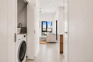 2 Bed, 2 Bath Ocean View Apt! Parking, 250m to Beach - 5