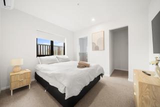 2 Bed, 2 Bath Ocean View Apt! Parking, 250m to Beach - 5