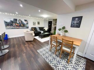 Spacious & Renovated 1BD Suite Parking - 7