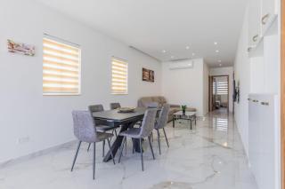 Exclusive 2 Bed Penthouse with pool - by Hostmt - 7