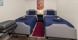 The Cove-Bed and Breakfast Style Unit with 3 bedrooms and Free Parking - 1