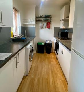 Cosy 2 bedroom home with free parking near city - 5