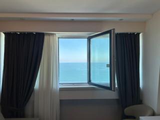 Alliance Palace Lavish Sea View Aparthotel - Batumi - 1