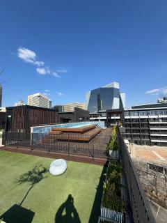 Sandton Modern Apartment l Walk to Sandton City - 9