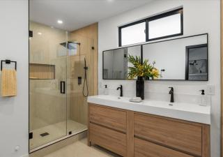 Freshly Built Near Universal Studios and Hollywood - Private Garage and Driveway Parking Near Sofi Stadium - 4