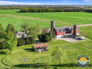 Historic 1868 Farmhouse Kettle Moraine Getaway - 9
