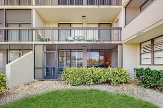 Cozy condo with shared pool water view - 9