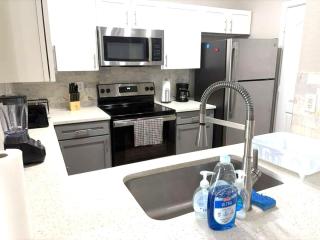 Sunny 2BR Magnolia Escape Pool Gym & Location - 6