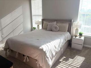 Sunny 2BR Magnolia Escape Pool Gym & Location - 3