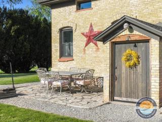 Historic 1868 Farmhouse Kettle Moraine Getaway - 4