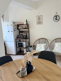 ZettApartment with 2Ensuite Baths, Free Parking in the Old City - 9