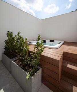 Tranquil Spa Retreat with Jacuzzi - 6