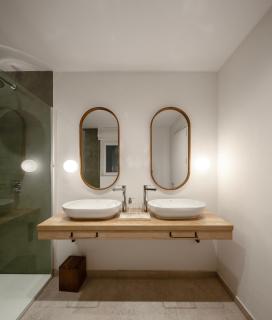 Tranquil Spa Retreat with Jacuzzi - 4