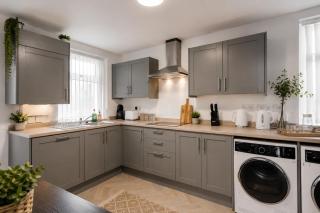 Large 6 bedroom all ensuite 2 with kitchenettes in Birkenhead Free Parking and Wifi Hosted by By Hinkley Homes Short Lets & Serviced Accommodation - 6