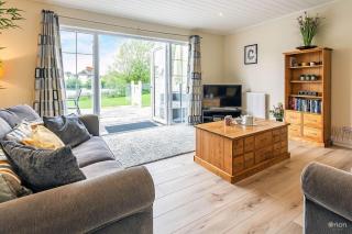 Windrush Lake 88, Waterside - 6