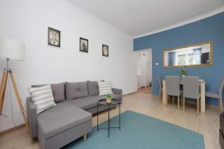 Comfortable Apartment Perfect For Friends, Great Location Close to Metro by Noclegi Renters - 5