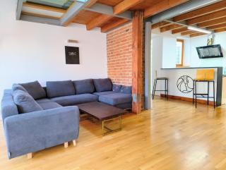 Quiet Loft Great for Couples & Family - 5