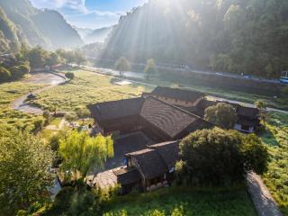 L Resident Dragon Cave Resort - Zhangjiajie Wulingyuan - Tujia Ethnic Culture, Quiet Nature Retreat, 100m from Huanglong Cave Entrance - 1