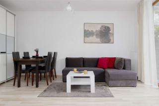 Modern Apartment with a Garden and a Workspace in Wola by Noclegi Renters - 9